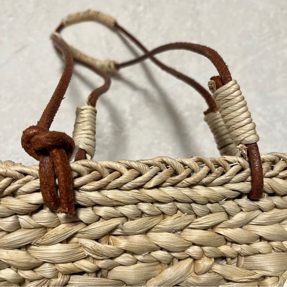 Straw Bag with Leather Straps and magnetic clasp - Picture 4 of 5